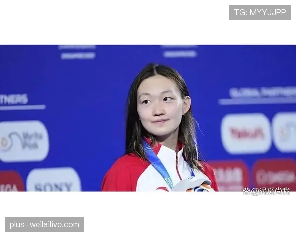 李冰洁机场随手拎的包居然比我一个月工资贵